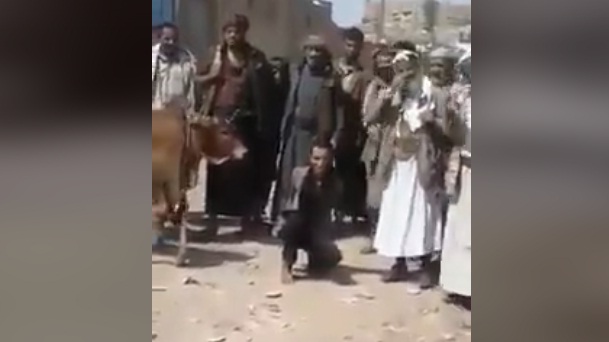 البيضاء...أخرجوا سجين متهم في قضية قتل طلباً للعفو...فقتلوه أمام الملأ (فيديو)
