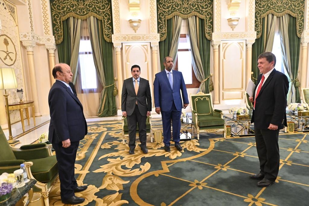 الرئيس هادي يتسلم أوراق سفراء ويؤكد: الحوثيون ومن ورائهم إيران غير جادين في السلام