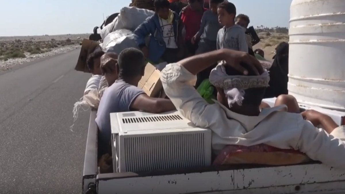 شاهد.. نزوح عشرات الأسر في الحديدة هرباً من جرائم الحوثيين