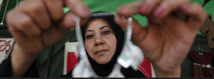 بدور لطف.. إمرأة يمنية تساعد أسرتها هربا من الفقر