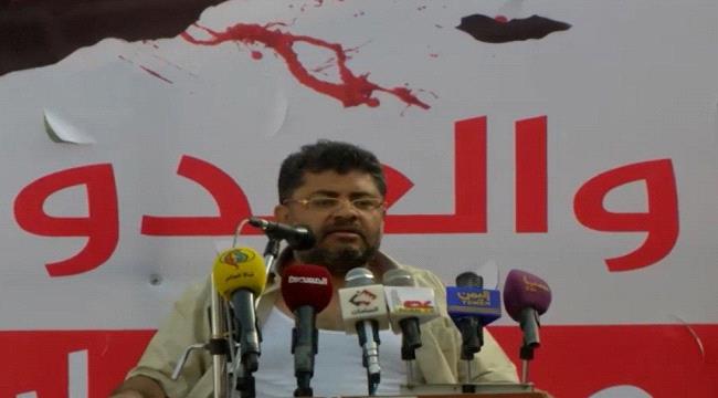 بوجه شاحب وصوت مرتبك ظهر هذا القيادي الحوثي يبايع بأسم الشعب سيده كما يزعم