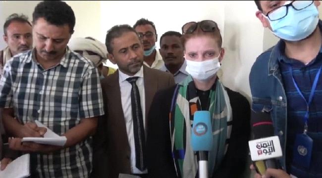 لم تتماسك نفسها من هول المنظر فأجهشت بالبكاء...مسؤولة أمميه تعبر بدموعها بعد مشاهدتها هول الضرر الواقع على أبناء هذه المنطقه