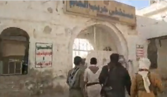 شاهد بالفيديو.. لحظة دخول ألوية العمالقة والمقاومة الشعبية مستشفى ومركز اتصالات حريب ومشهد يوثق اسقاط مروحية عسكرية استخدمها الحوثيون