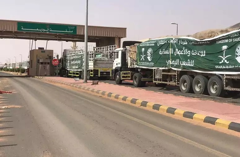 168 شاحنة تعبر منفذ الوديعة باتجاه 14 محافظة يمنية