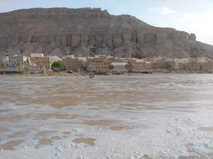 سيول الأمطار تغلق الخط الدولي الساحلي الرابط بين عدن وحضرموت