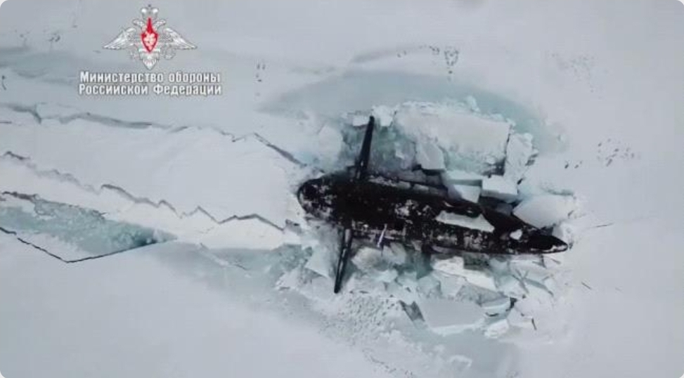 روسيا.. لأول مرة في التاريخ .. 3 غواصات نووية روسية تخرج من تحت جليد الشمال في وقت واحد