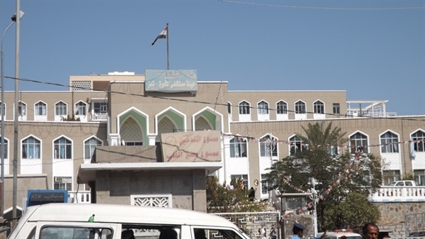 مستشفى 'الثورة' في تعز يغلق أبوابه.. لهذا السبب!