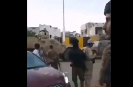 شاهد بالفيديو...لحظة تسليم قوات "الانتقالي" مبنى البنك المركزي وانسحاب القوات السعودية المكلفة بتأمينه