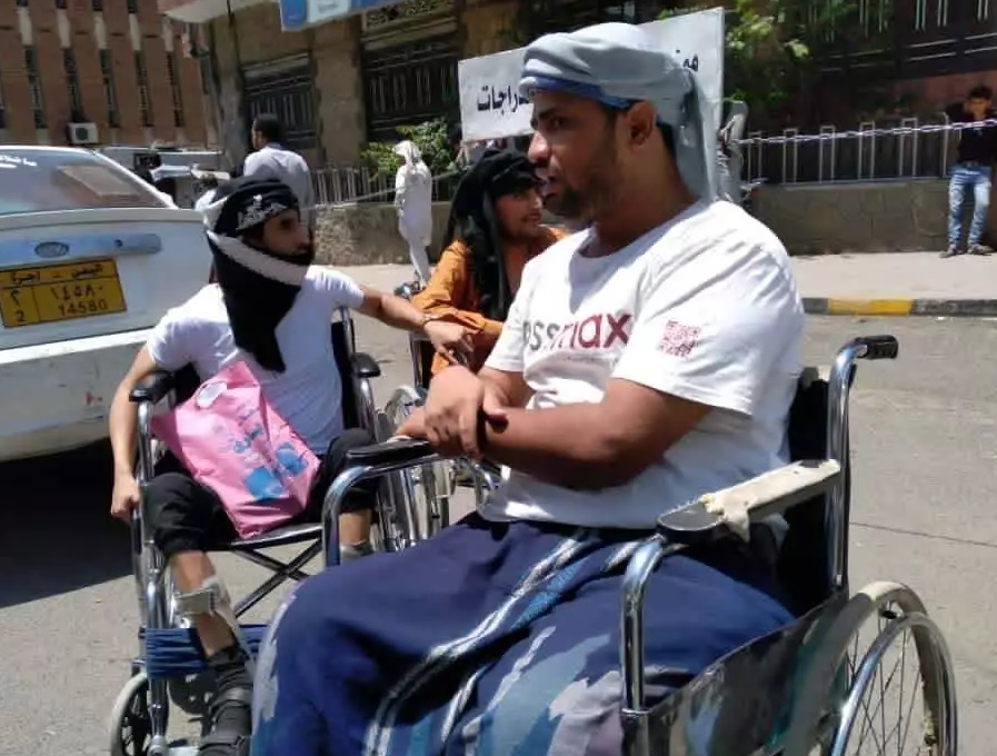 تعز..نجاة مسؤول محلي من محاولة اغتيال وجرحى يتظاهرون للمطالبة بصرف مستحقاتهم
