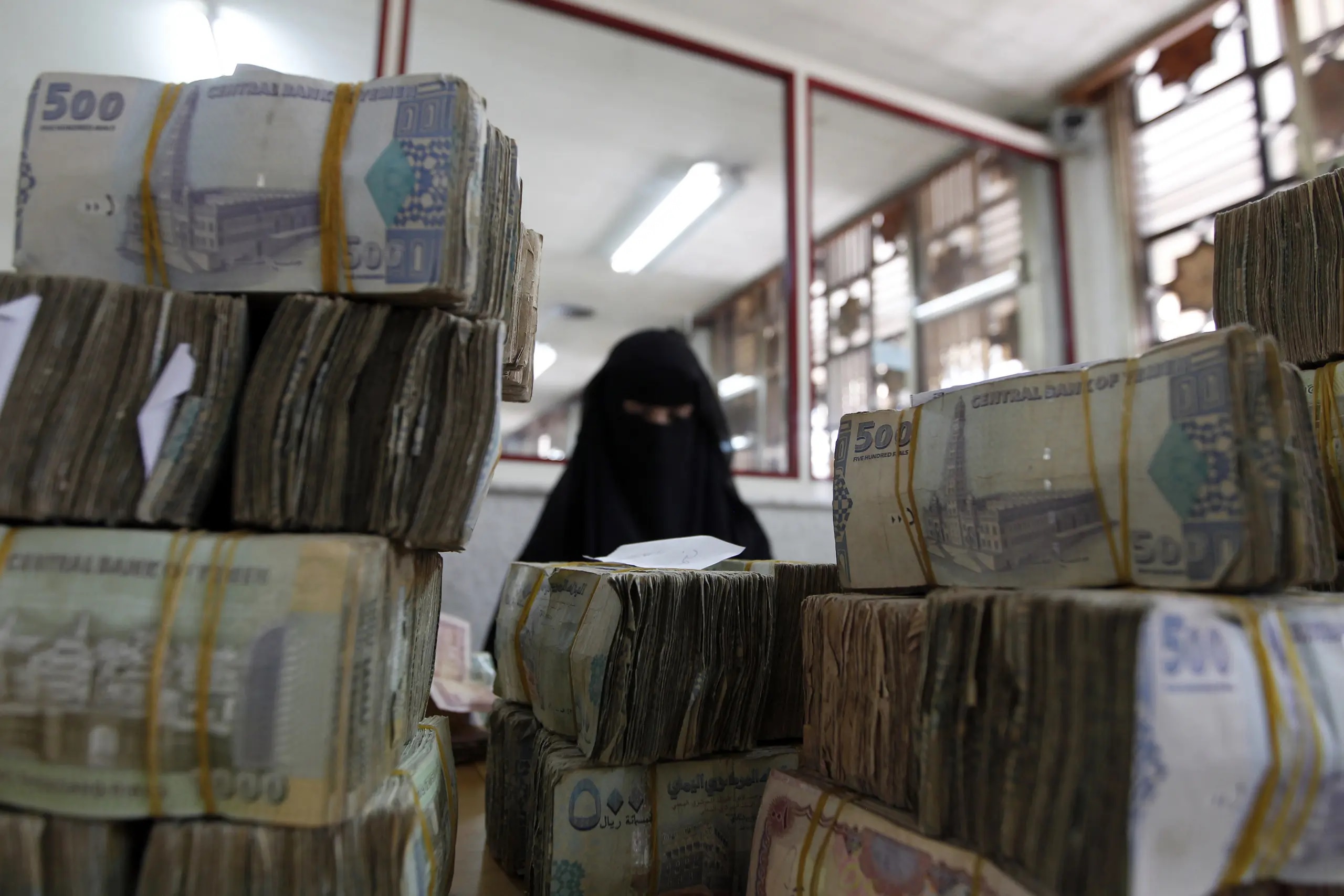 جمعية صرافي عدن تصدر بيانا هاما وتلوح بتنفيذ عصيان مدني