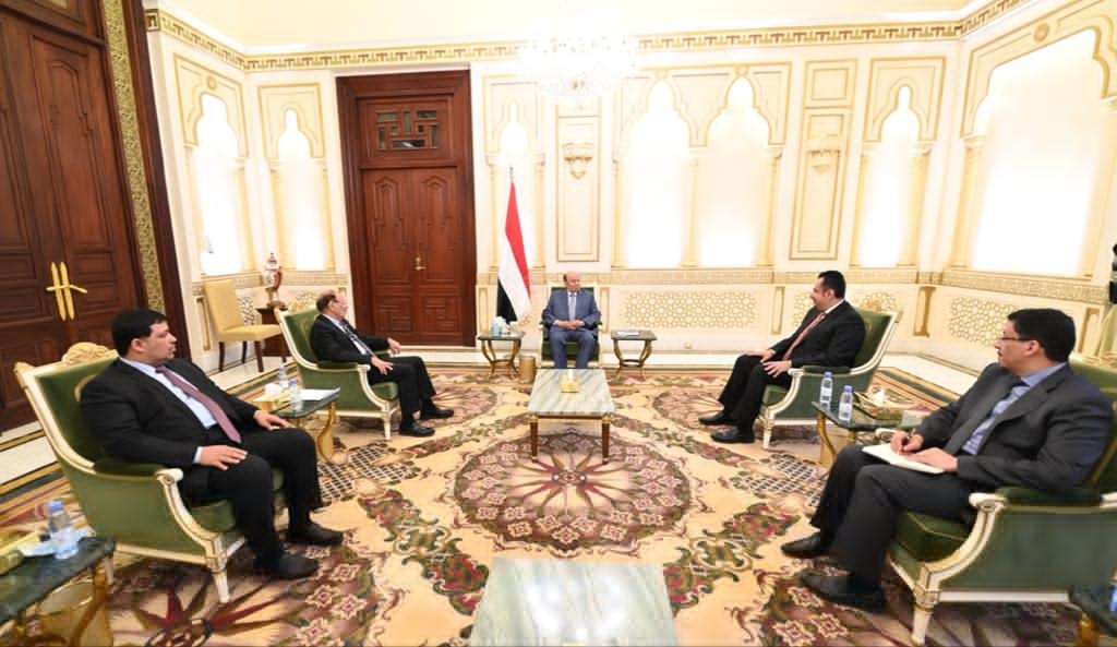 الرئيس اليمني يعقد اجتماعا مع نائبه ورئيس الحكومة ويصدر توجيها هاما