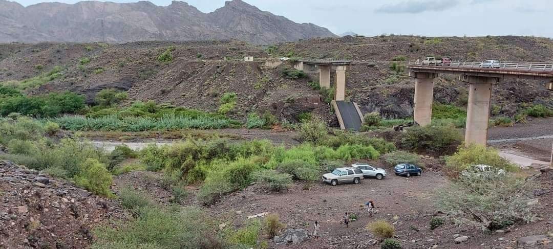 إنهيار جسر يربط محافظتين يمنيتين بسبب السيول الكبيرة