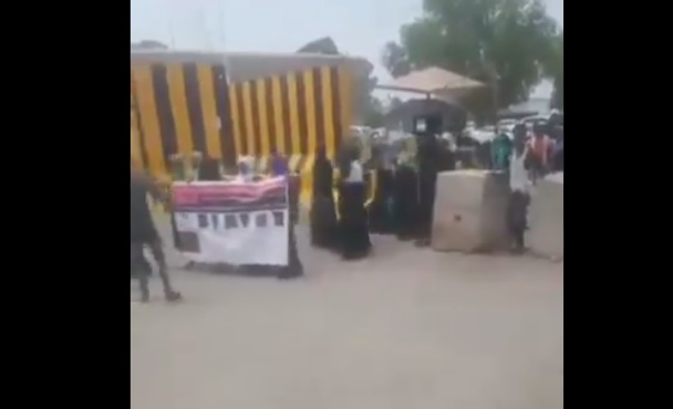 لاجئون أفارقة ينظمون وقفة إحتجاجية أمام مقر المنظمات الأممية في عدن (فيديو)