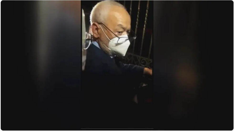 شاهد بالفيديو رد قوي من جندي تونسي على الغنوشي أثناء محاولته دخول البرلمان