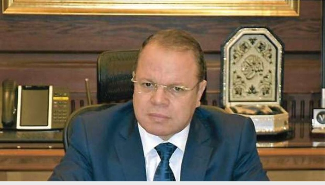 أمرتهما بالأكل من القمامة.. حبس امرأة تنمرت على طفلين في مصر