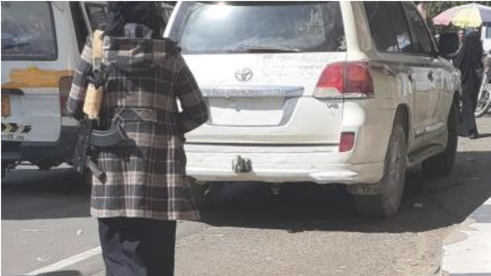 شاهد..ببندق روسي "الجفري" على كتفها وتقود لاند كروزر فتاه يمنية تثيرجدلا واسعا
