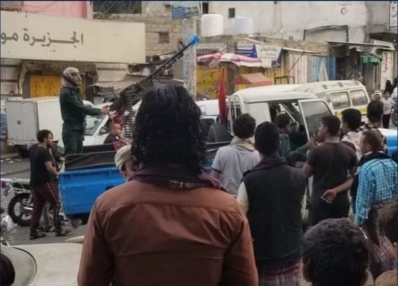 مسلح يستقل دراجة نارية يغتال شاباً وسط مدينة تعز