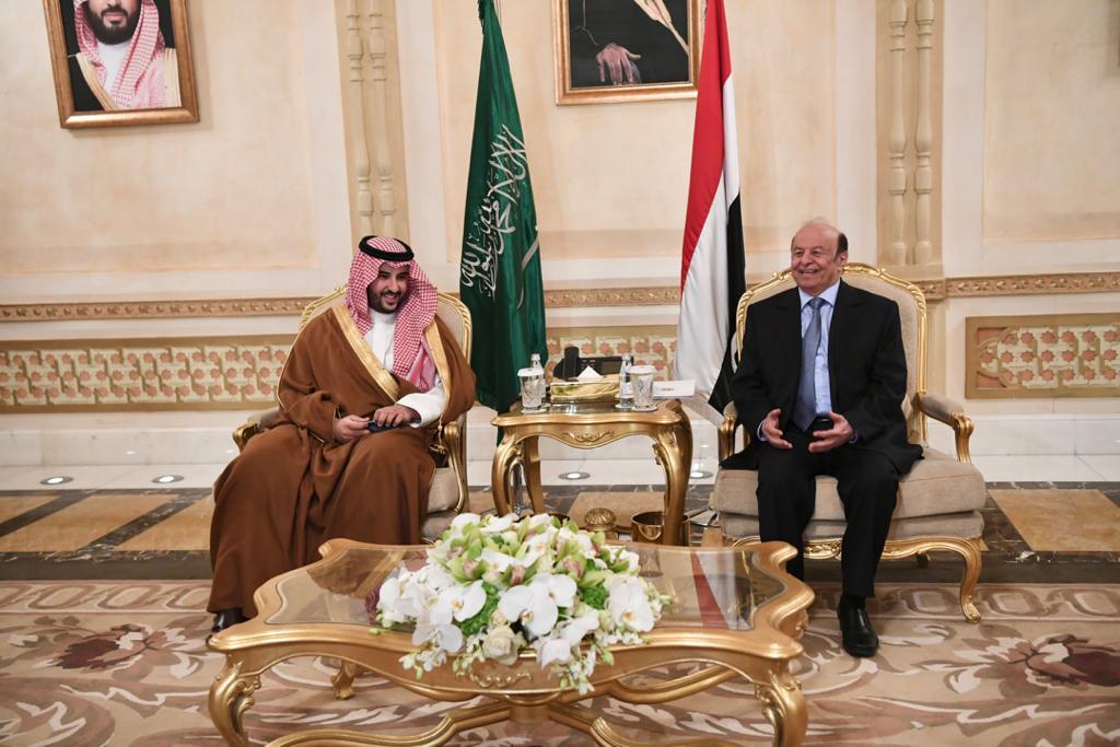 الرئيس هادي يبحث مع أمير الملف اليمني تنفيذ اتفاق الرياض 