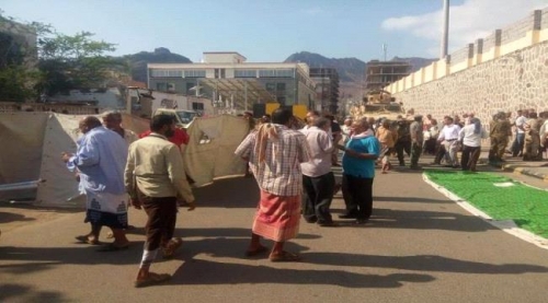 عسكريون يعلنون تعليق اعتصامهم في محيط البنك المركزي في عدن ويدرسون "التصعيد"