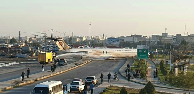 طائرة ايرانية تخرج عن المدرج وتجول في شوارع مدينة ماهشهر..ولا إصابات! (فيديو)