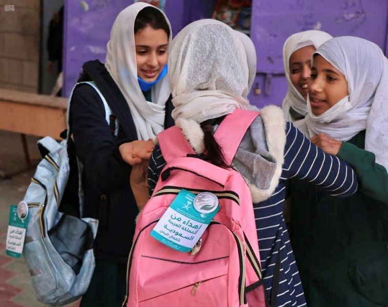 مركز سعودي يدشن مشروع توزيع أكثر من 5 آلاف حقيبة ولوازمها المدرسية في مأرب