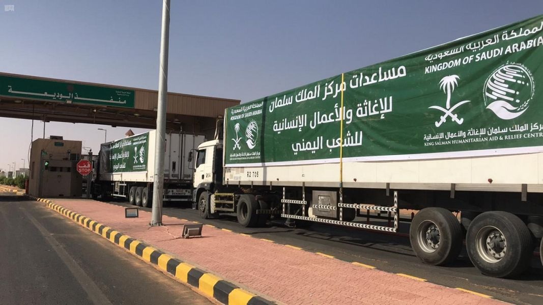 16 شاحنة سعودية تعبر منفذ الوديعة متوجهة إلى 5 محافظات يمنية