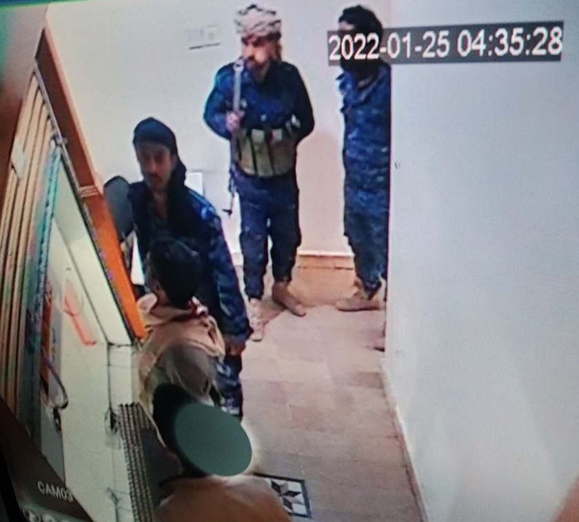 شاهد بالفيديو.. لحظة اقتحام عناصر حوثية مبنى اذاعة مجتمعية في صنعاء