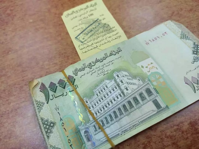 الحكومة اليمنية تقر آلية جديدة لصرف مرتبات الموظفين 