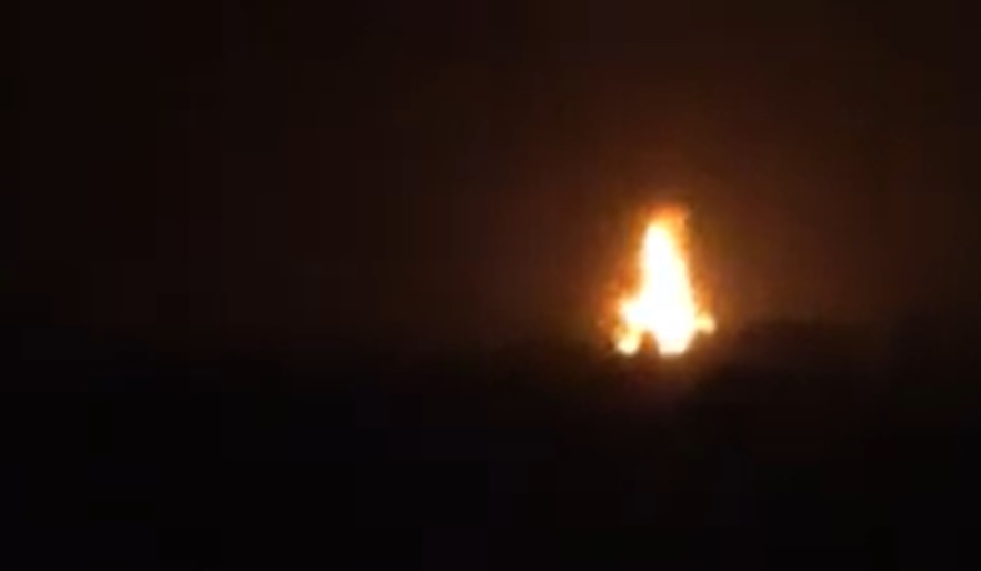 الحوثيون يحرقون شاحنتين محملتين بالمشتقات النفطية رفض سائقيها دفع "جباية" (فيديو)