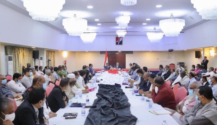 بالفيديو...مسؤول محلي يعاتب رئيس الوزراء اليمني في اجتماع رسمي 
