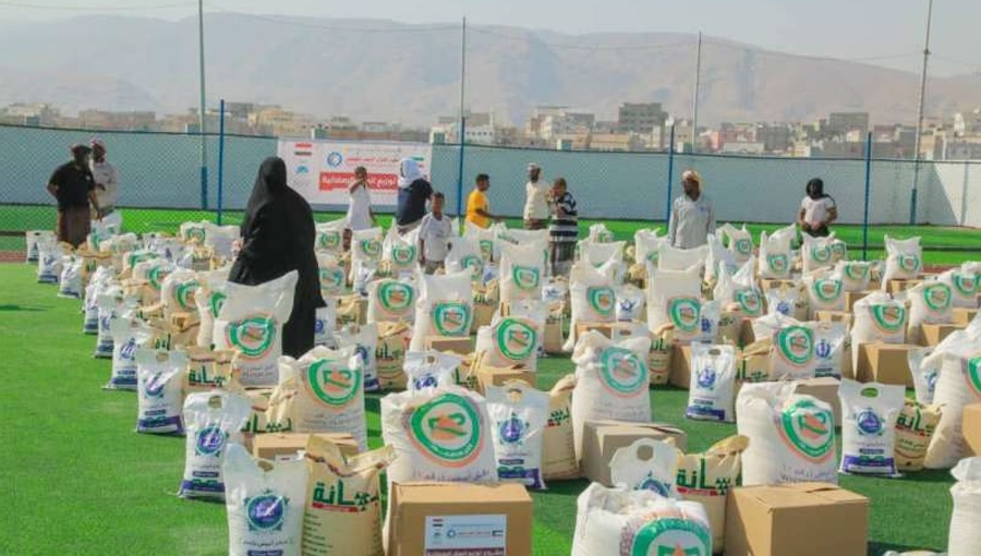 الهلال الأحمر الكويتي يبدأ توزيع سلال غذائية في اليمن