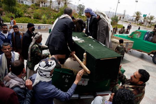 خلال 24 ساعة.. مليشيات الحوثي تدفن 18 قتيلاً بينهم قيادات ميدانية بارزة "أسماء"