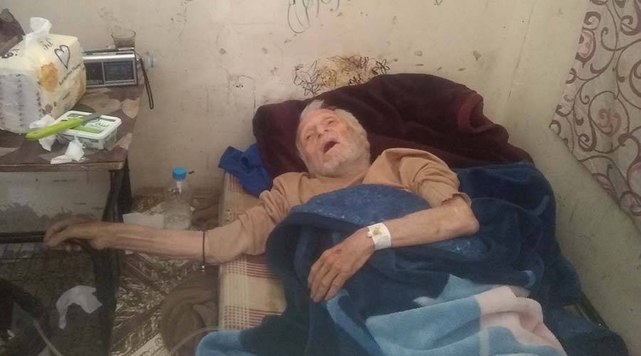 فلسطيني أحب اليمن وعافته "ابنته" الوحيدة يحتضر "وحيدا" في دكان موحش بصنعاء