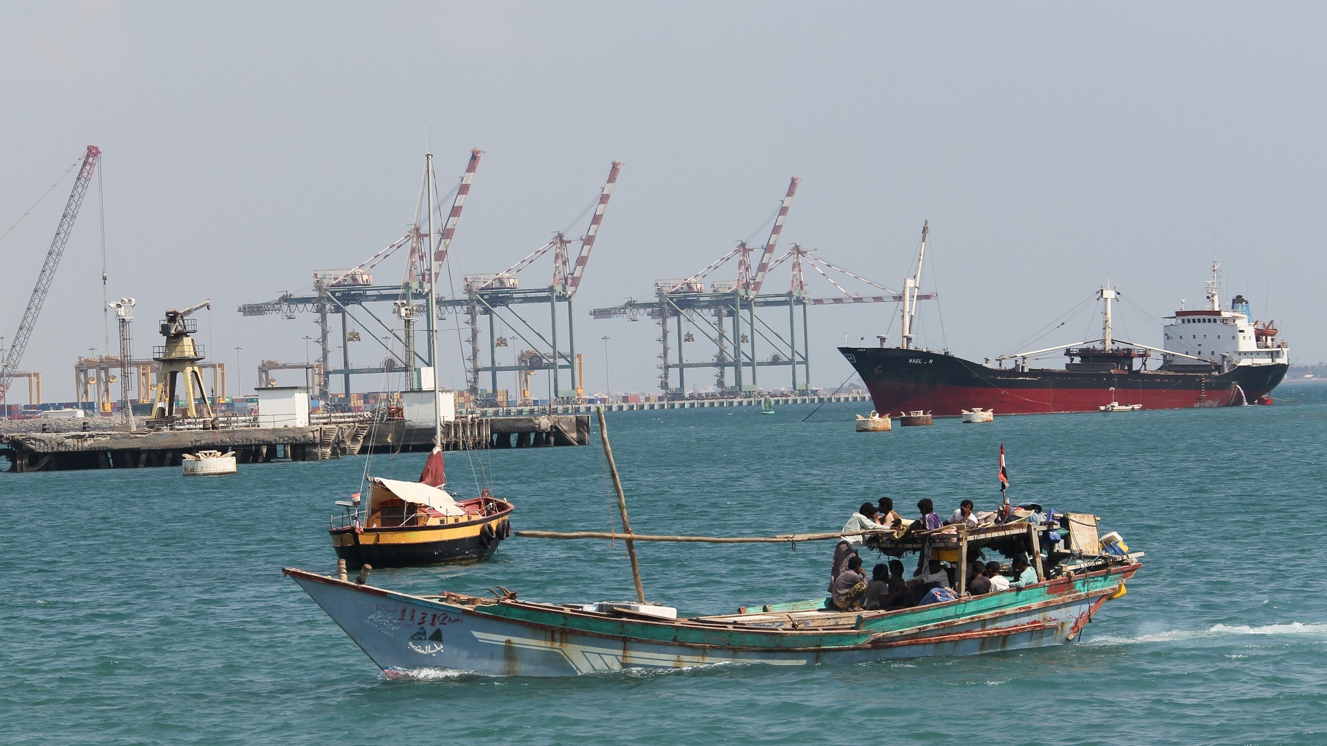 4 سفن متهالكة محملة بالمشتقات النفطية تهدد بكارثة بيئية في عدن (رسمي)