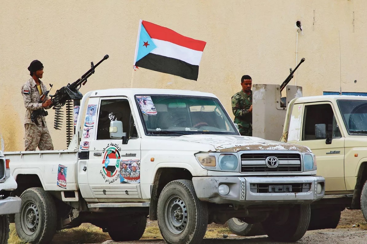 عدن..اشتباكات بين قوات امنية ومسلحين ومصدر يكشف سبب إنفجار هز مديرية المنصورة