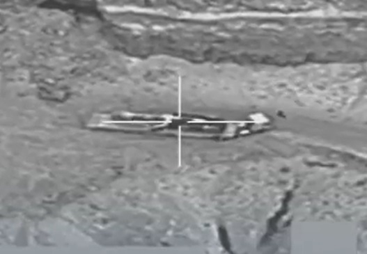 شاهد بالفيديو.. لحظة تدمير صاروخ باليستي أثناء محاولة الحوثيين نقله في صنعاء