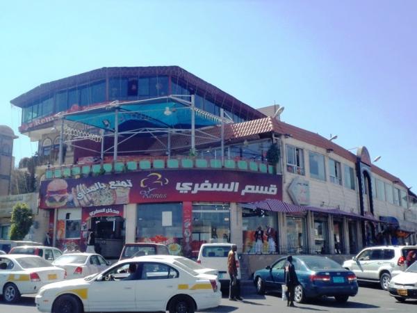 مليشيا الحوثي تنفذ مداهمات واسعه على المطاعم وتوقف العاملات بذريعه تثير السخريه 