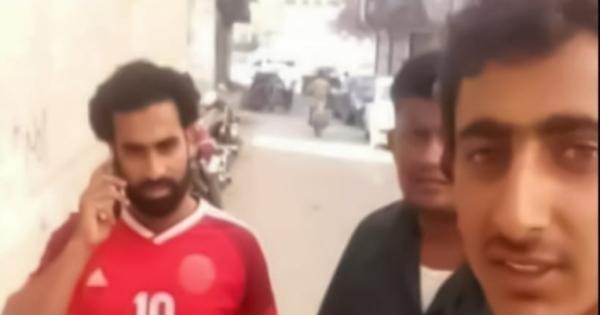 شبيه نجم الكرة المصري "محمد صلاح" يثير الجدل في اليمن.. «الناس بتتصور معاه»