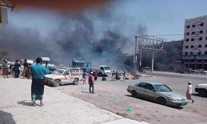 محتجون يقطعون الطريق الرابط بين عدن ولحج احتجاجا على تردي الاوضاع