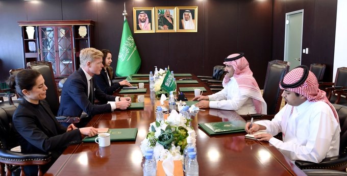 آل جابر يبحث مع المبعوث الاممي جهود التوصل إلى حل سياسي شامل في اليمن