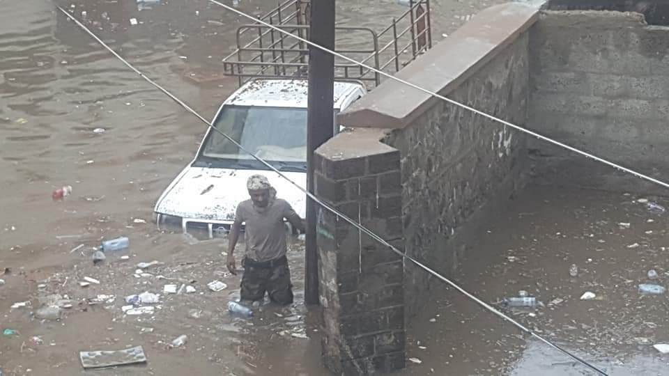 عدن تغرق والسكان يستغيثون (صور)