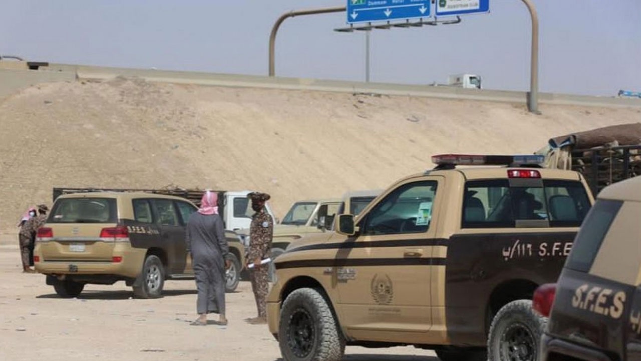 السعودية تضبط 5 يمنيين بتهمة نقل الرمال وتجريف التربة