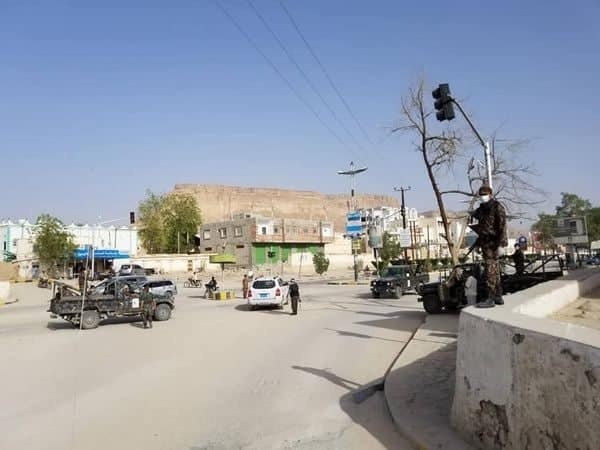 إنتشار أمني مكثف وتحليق لطائرات بدون طيار في سيئون بالتزامن مع تواجد رئاسة البرلمان اليمني (صور)