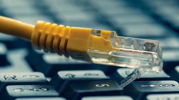 مؤسسة الاتصالات: توقف خدمات الانترنت بات وشيكا بسبب انعدام النفط