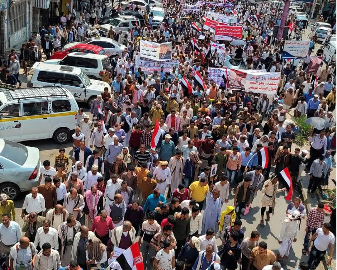 بالصور..تعز تتظاهر ضد الفساد وتطالب باقالة المحافظ