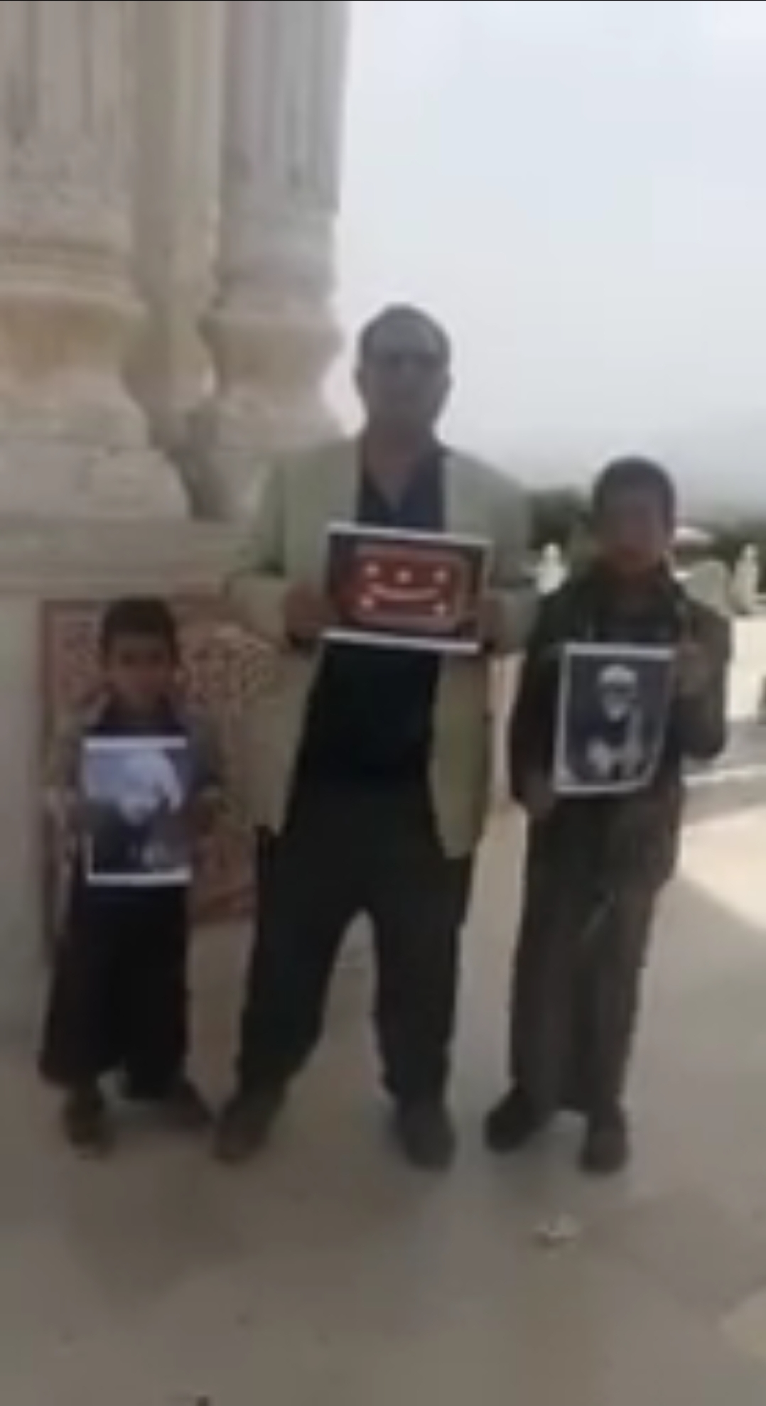 شاهد بالفيديو...قيادي حوثي يطالب بإستبدال نصب الجندي المصري بنصب للأمام احمد ووالده