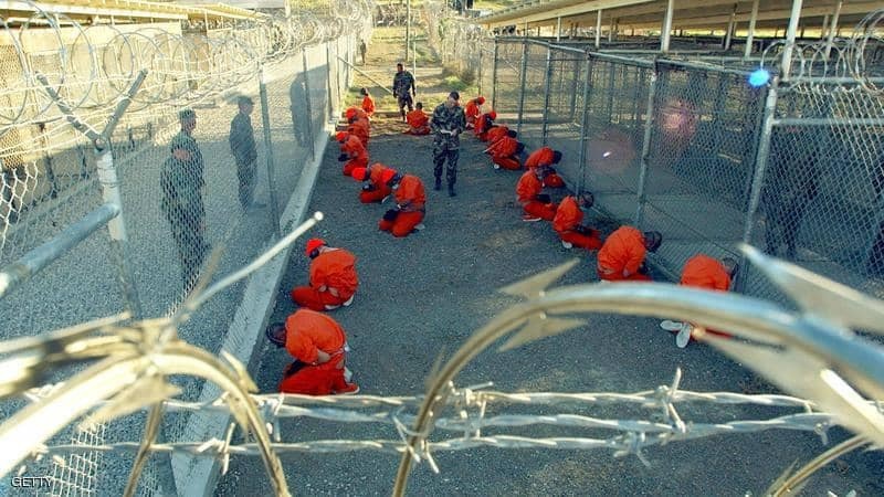 الامارات تسلم الحكومة اليمنية 12 معتقلا عائداً من غوانتانامو