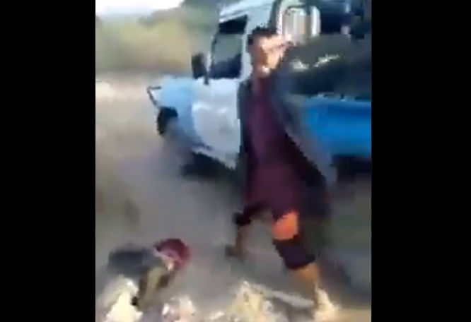 شاهد بالفيديو.. عناصر حوثية ترتكب جريمة بشعة بحق طفل يمني