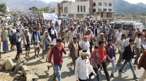 مسيرة في تعز تطالب بالكشف عن نتائج التحقيقات مع خلية اغتيال "الحمادي"
