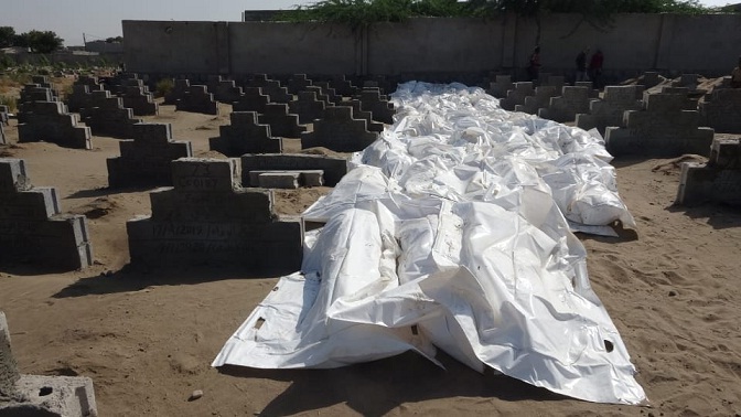 الحوثيون يدفنون 65 جثة مجهولة الهوية في الحديدة 
